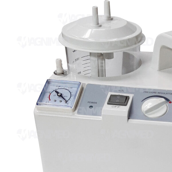 El aspirador de flemas eléctrico es una nueva generación de dispositivos de aspiración de lubricación libre de aceite, que es adecuado para el paciente que tiene dificultad para eliminar flemas debido a enfermedades, coma y operación, así como la aspiración de líquidos tales como pus y sangre durante la práctica clínica, es el dispositivo médico comúnmente aplicado para su uso en la sala de emergencias, sala de operaciones y para la enfermería en la sala de salud y la atención médica a domicilio. Brindará tranquilidad y confianza y está diseñado para adultos mayores con algún problema respiratorio.